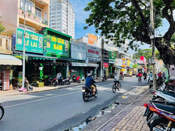 CĂN NHÀ NẰM VỊ TRÍ ĐẸP, KINH DOANH MỌI NGÀNH NGHỀ. KHU VỰC DÂN CƯ ĐÔNG ĐÚC.